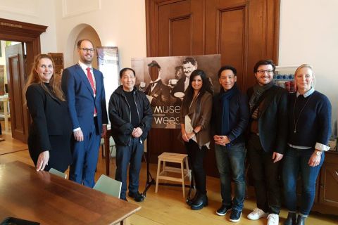 Directeur Van Houten Azië bezoekt Museum Weesp