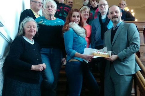 Vrijwilligers verrast met taart door Statenfractie van VVD