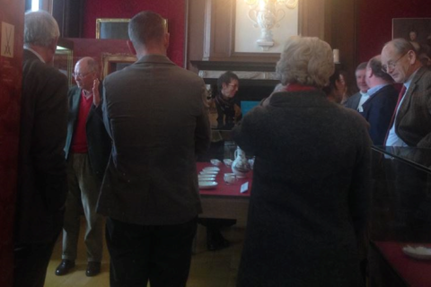 Porseleinkenners bezoeken Museum Weesp